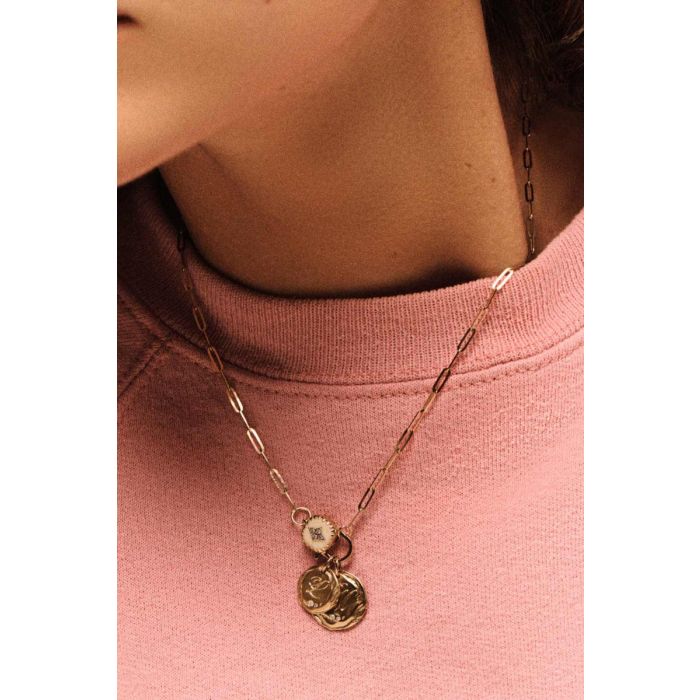 Collier Ginger Pascale Monvoisin en or jaune 9 carats, or blanc 9 carats, pierre en résine blanche et diamants porté avec des médailles. 