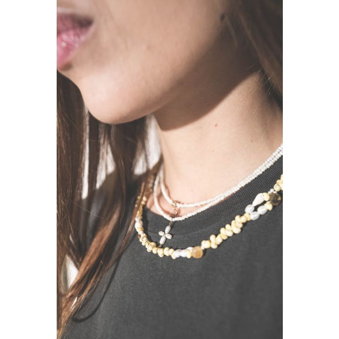 Collier ras du cou citrine et coquillages Pascale Monvoisin. Porté avec deux colliers Palerme N°1 et N°2 en perles d'eau douce et finition or jaune Pascale Monvoisin.