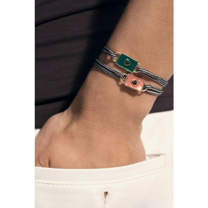 Bracelet Deva Pascale Monvoisin en or jaune, grenat et résine sur cordon bicolore ajustable, porté en accumulation.