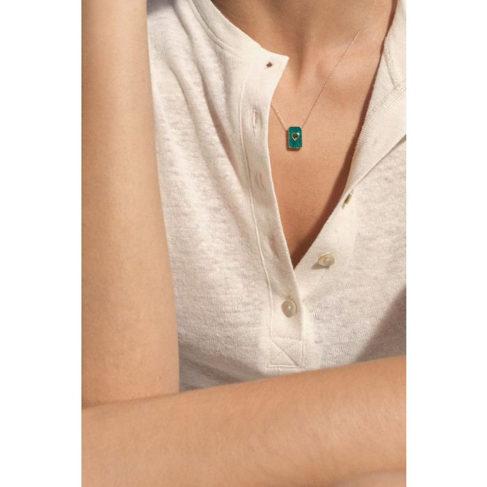 Collier Deva Pascale Monvoisin en or jaune, diopside et résine verte, porté de face.