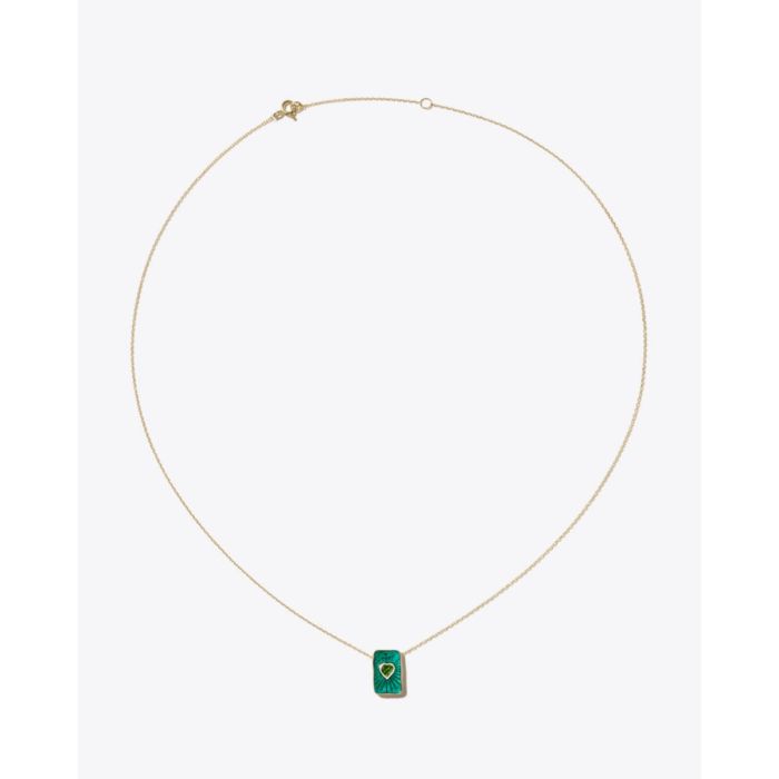 Collier Deva Pascale Monvoisin en or jaune, diopside et résine verte, vu de face. Détail du fermoir ajustable de la chaine en or.