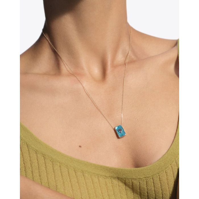 Collier Duna Pascale Monvoisin en or jaune, topaze et résine bleu, porté de face. Détail de la longueur.