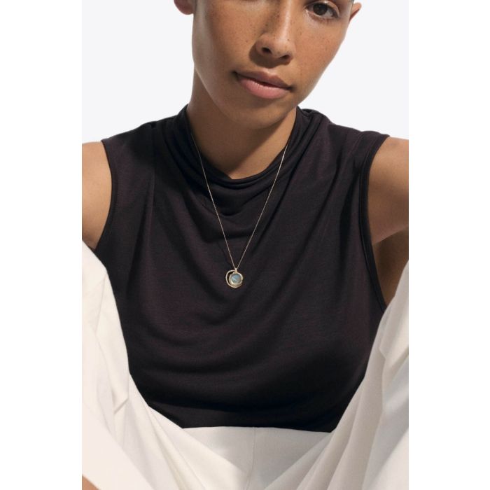 Collier Gaïa N°3 Pascale Monvoisin en or jaune et pierre de lune sur chaine, porté de face.