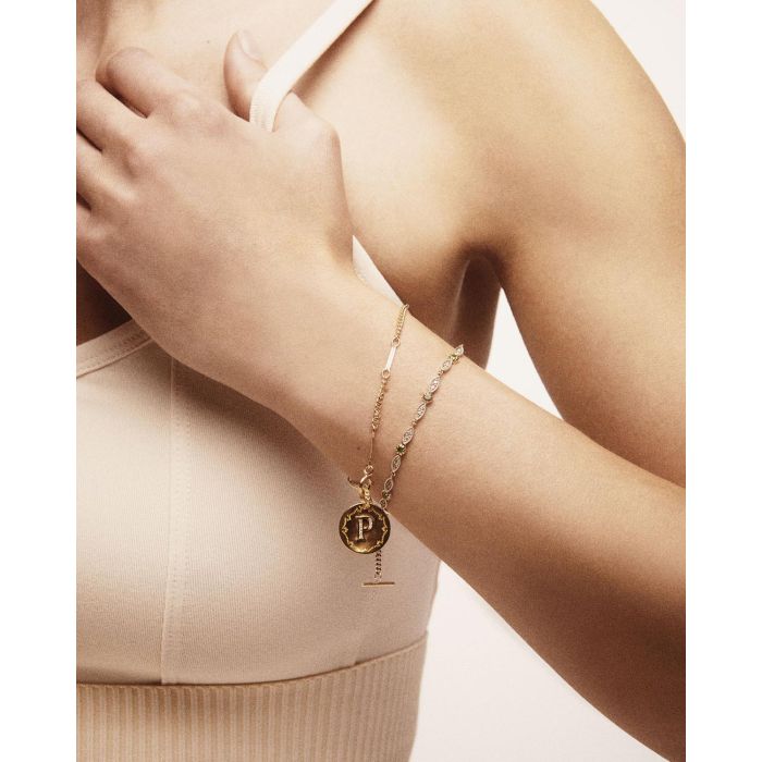 Pendentif  rond en or jaune ciselé sur les contours, Lettre A en relief pavée de diamants Alphabet Pascale Monvoisin. Porté sur un bracelet en or jaune Petra N°2 et un bracelet en or jaune et diamants Ava Pascale Monvoisin. 