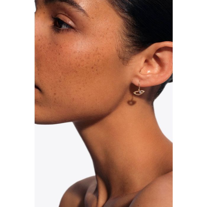 Boucle d'oreille Noor Pascale Monvoisin en or jaune et diamant, portée de profil.