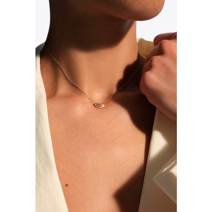 Collier Noor N°1 Pascale Monvoisin en or jaune et diamant, porté de face.