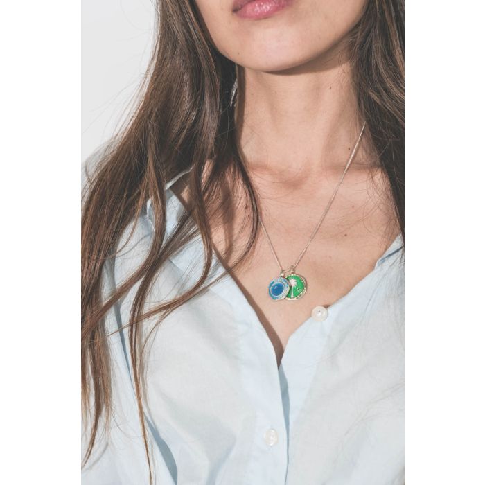 Pendentif en argent émail bleu Hydra Pascale Monvoisin. Porté sur une chaine en argent June et une autre médaille en émail verte Faro Pascale Monvoisin. 