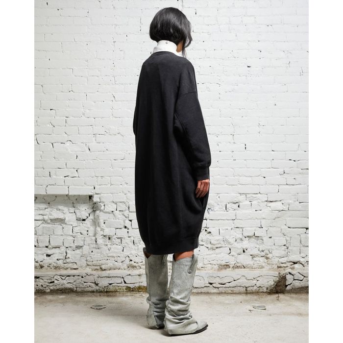 Robe sweat-shirt manches longues noir délavé R13 Denim. Porté profil dos.