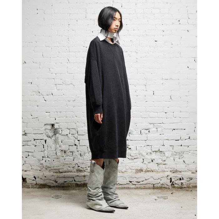 Robe sweat-shirt manches longues noir délavé R13 Denim. Porté avec des santiags. 