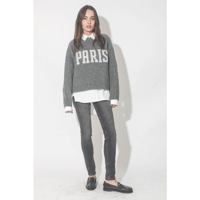 Pull col rond gris logo Paris en laine et cachemire Kendrick University Paris Anine Bing. Porté sur une chemise oversize blanche.