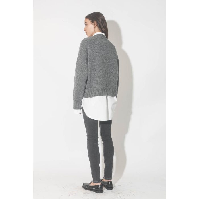 Pull col rond gris logo Paris en laine et cachemire Kendrick University Paris Anine Bing. Porté de dos.