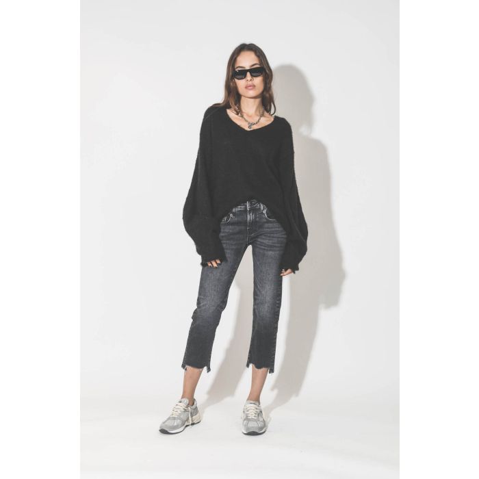 Pull col V en mohair noir Maison Flaneur. Porté avec un jeans.