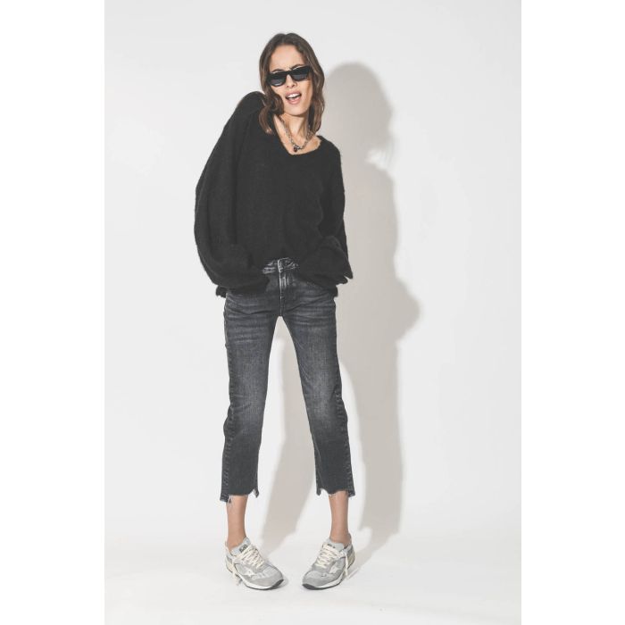 Pull col V en mohair noir Maison Flaneur. Porté avec un jeans et des baskets.