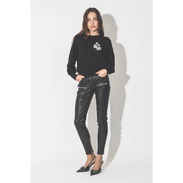 Pull col rond en coton noir logo argent Isabel Marant Etoile. Porté de face.