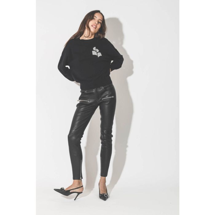 Pull col rond en coton noir logo argent Isabel Marant Etoile.  Porté avec un leggings en cuir et des escarpins à talons.