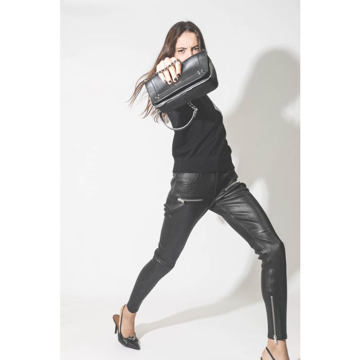 Pull col rond en coton noir logo argent Isabel Marant Etoile. Porté avec un mini-sac en cuir noir.