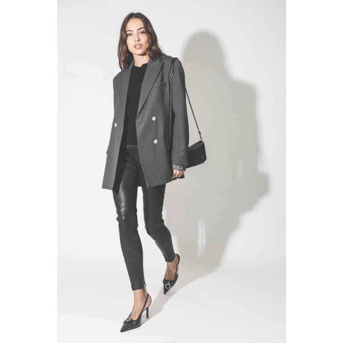 Pull col rond en coton noir logo argent Isabel Marant Etoile. Porté avec un blazer gris.