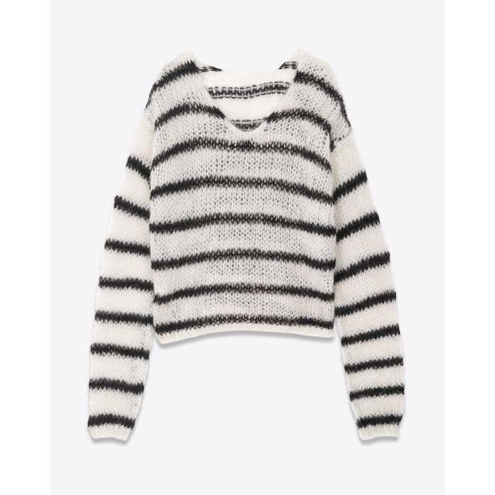 Pull court en mohair rayé noir et blanc Mikuta. Détail du dos légèrement dos-nu. 