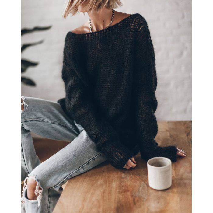 Pull en mohair noir dos nu Mikuta. Porté de face.