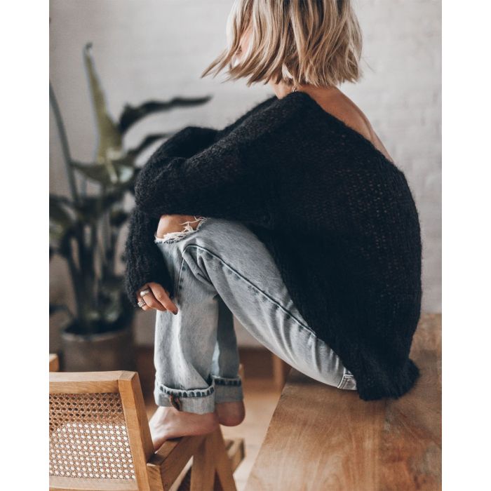 Pull en mohair noir dos nu Mikuta. Porté de profil.