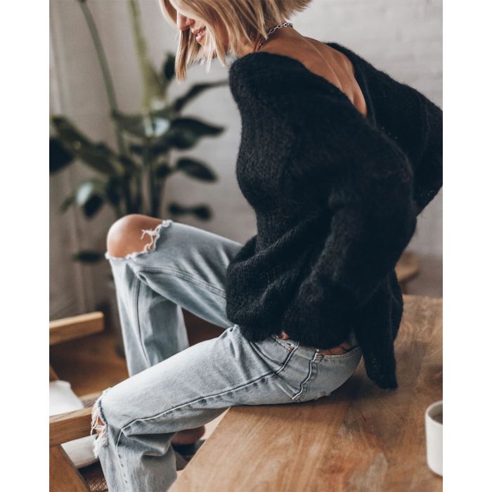 Pull en mohair noir dos nu Mikuta. Porté par la créatrice de Mikuta.