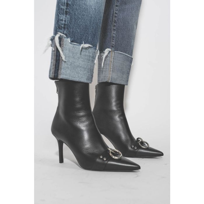Boots à talons en cuir noir anneaux métal argenté Sid Heeled Harness Boots R13. Porté avec un jean Baggy à revers bord franc.