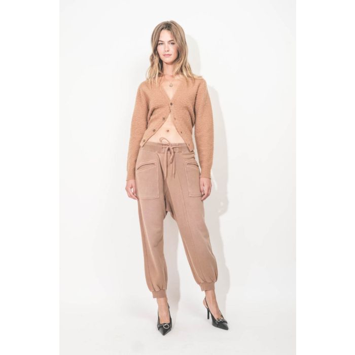 Cardigan split Hem R13 en laine et cachemire camel. Porté de face en total look camel.