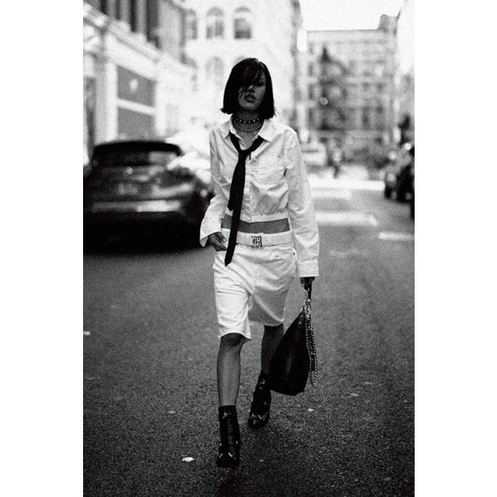 Chemise crossover R13 en popeline de coton blanche, portée de face. 