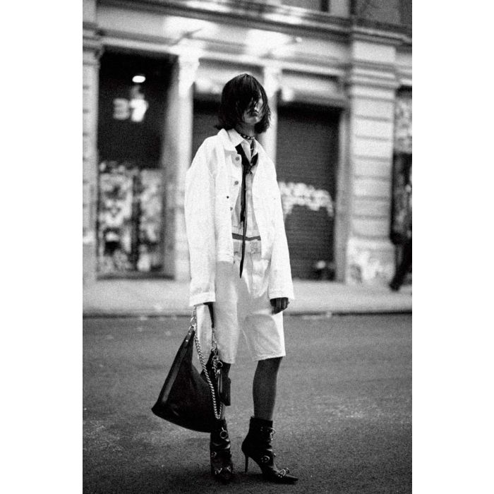 Chemise crossover R13 en popeline de coton blanche, portée sous une veste en denim blanche.