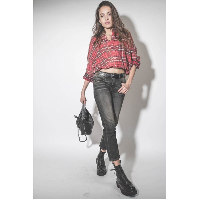 Chemise courte Crossover Bubble à carreaux rouge en coton brossé R13. Porté avec un jean Boy Straight.