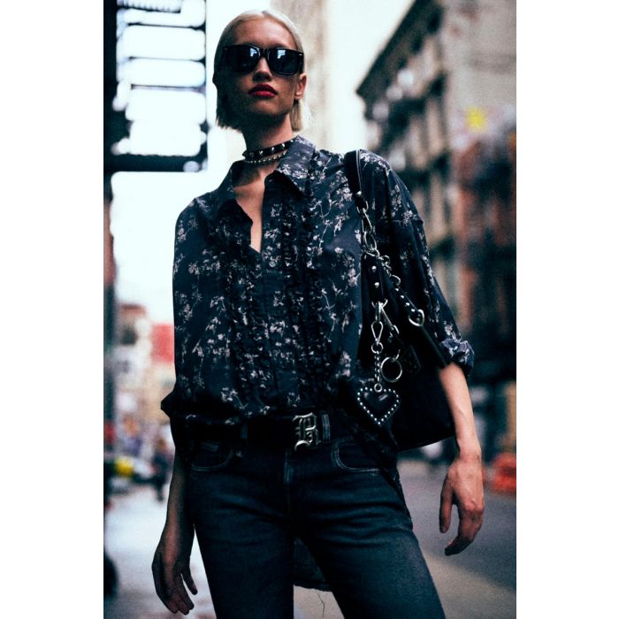 Chemise oversize à jabots R13 en voile de coton noir imprimé floral, portée de face.