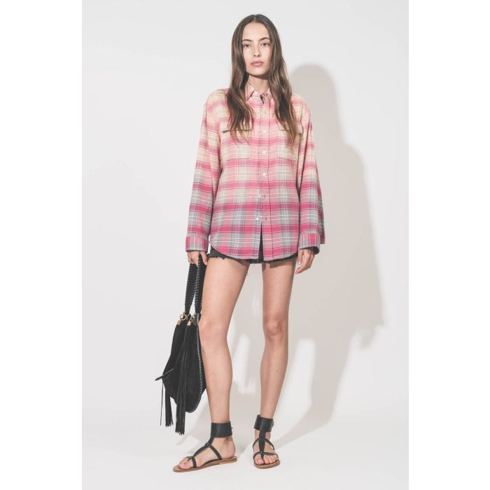 Chemise manches longues en coton gratté à carreaux roses et gris Relaxed R13. Porté avec un short en jean noir Mikuta et des sandales plates en cuir noir Caravelle K.Jacques St-Tropez. Sac en cuir suédé à franges noir Altay Hobo Isabel Marant porté main o