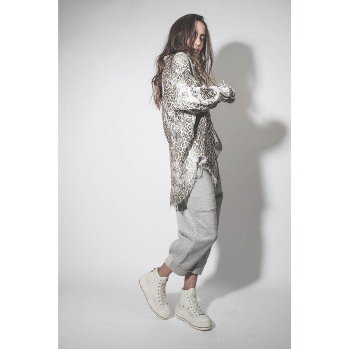 Chemise oversize en coton imprimé léopard délavé bord franc Shredded léopard R13. Porté de profil.