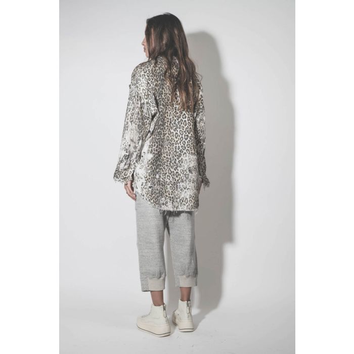 Chemise oversize en coton imprimé léopard délavé bord franc Shredded léopard R13. Porté de dos.
