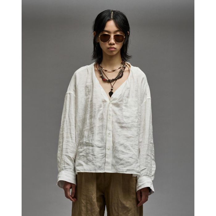 Chemise  froissée manches longues sans col en lin et viscose blanche Twisted Neck Shirt R13. Porté de face.
