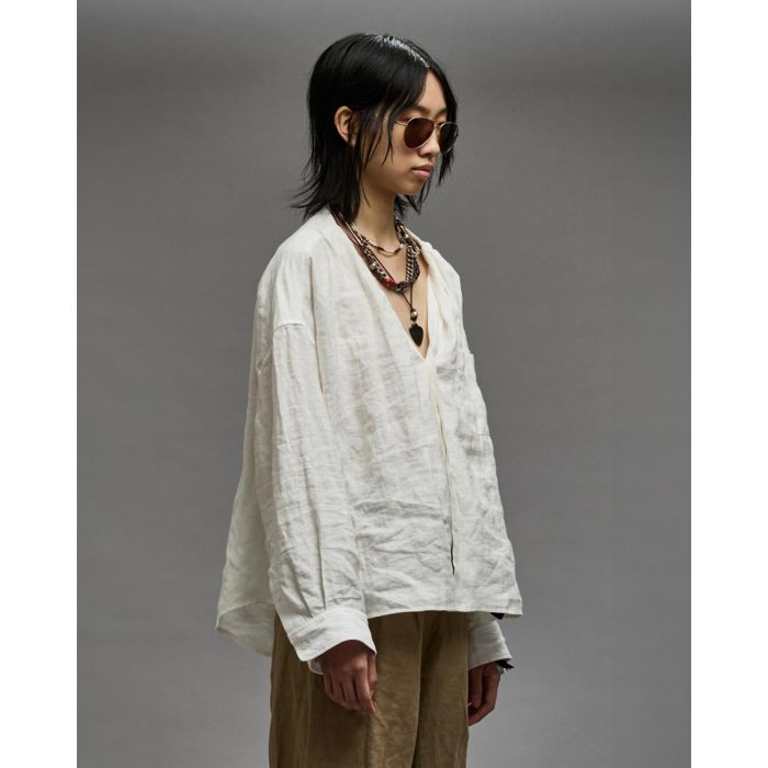 Chemise  froissée manches longues sans col en lin et viscose blanche Twisted Neck Shirt R13. Porté de profil.