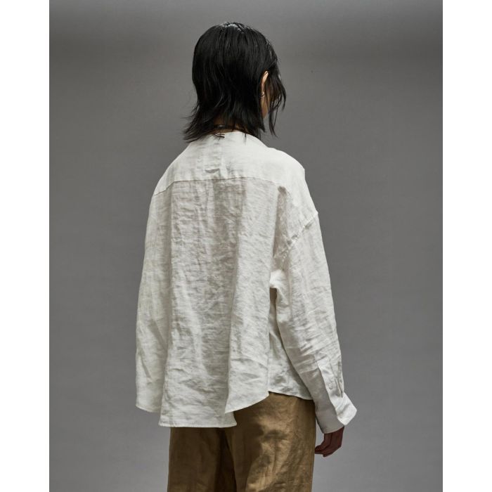 Chemise  froissée manches longues sans col en lin et viscose blanche Twisted Neck Shirt R13. Porté de profil dos.