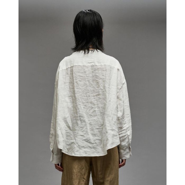 Chemise  froissée manches longues sans col en lin et viscose blanche Twisted Neck Shirt R13. Porté de dos.
