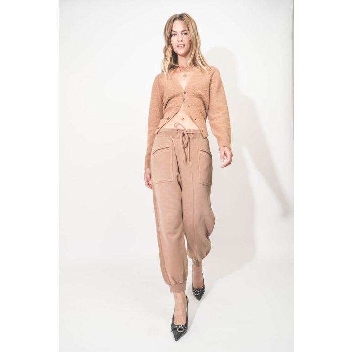 Crossover Sweatpant camel R13. Porté de face avec des talons. 