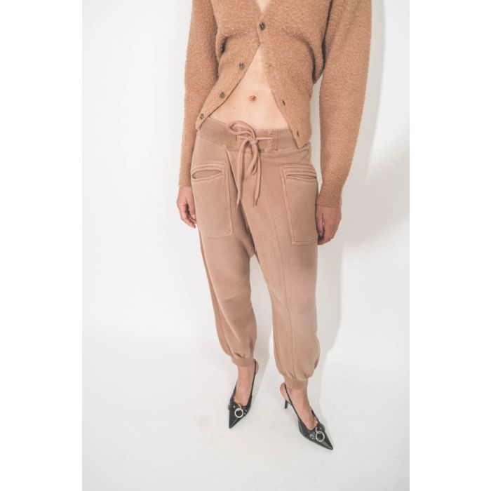 Crossover Sweatpant camel R13. Porté avec un cardigan camel.