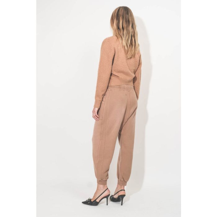 Crossover Sweatpant camel R13. Porté de dos.