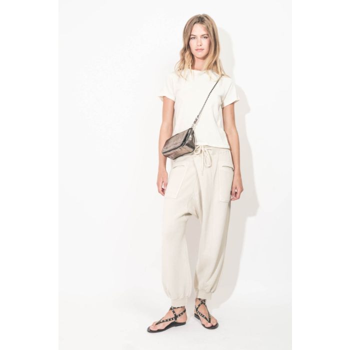 Pantalon de jogging Crossover Sweatpant R13 en coton mélangé naturel. Porté de face.