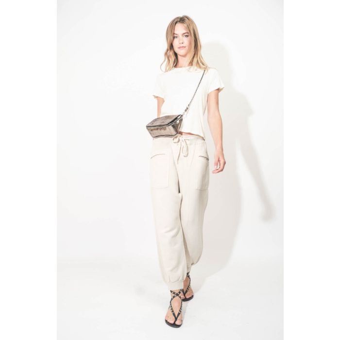 Pantalon de jogging Crossover Sweatpant R13 en coton mélangé naturel. Porté avec des sandales.