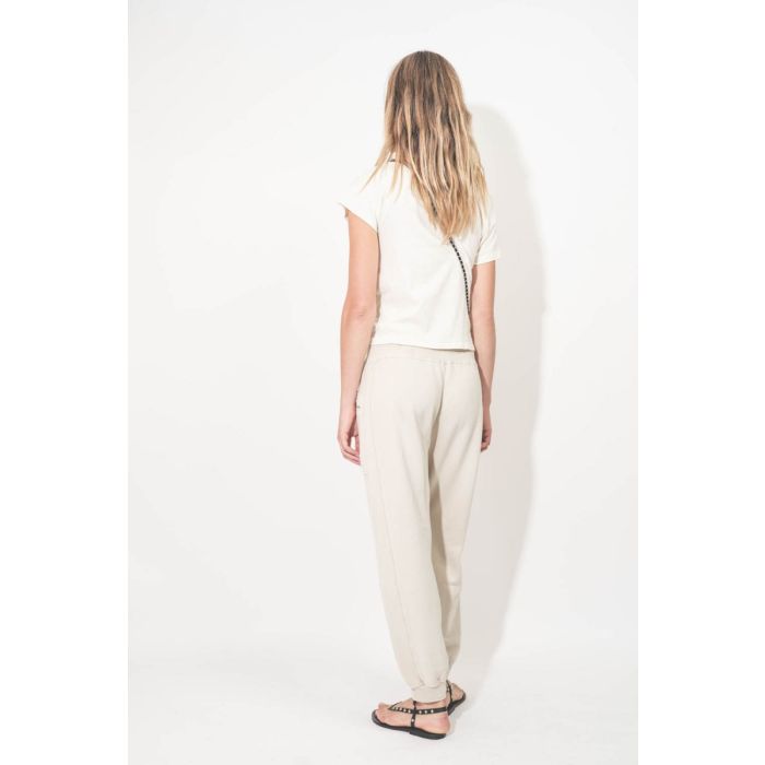 Pantalon de jogging Crossover Sweatpant R13 en coton mélangé naturel. Porté de dos.