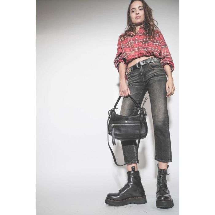 Jean court Skinny noir Boy Straight délavage Abbey black R13. Porté avec des boots à lacets en cuir noir.