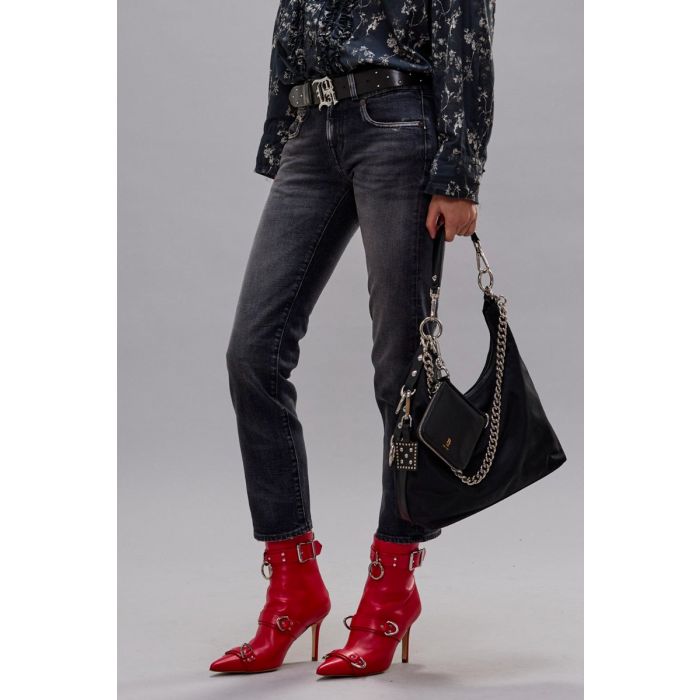 Jean slim raccourcie Boy Straight R13 en denim noir délavé Essex Black Stretch, porté avec des boots à talons R13. 