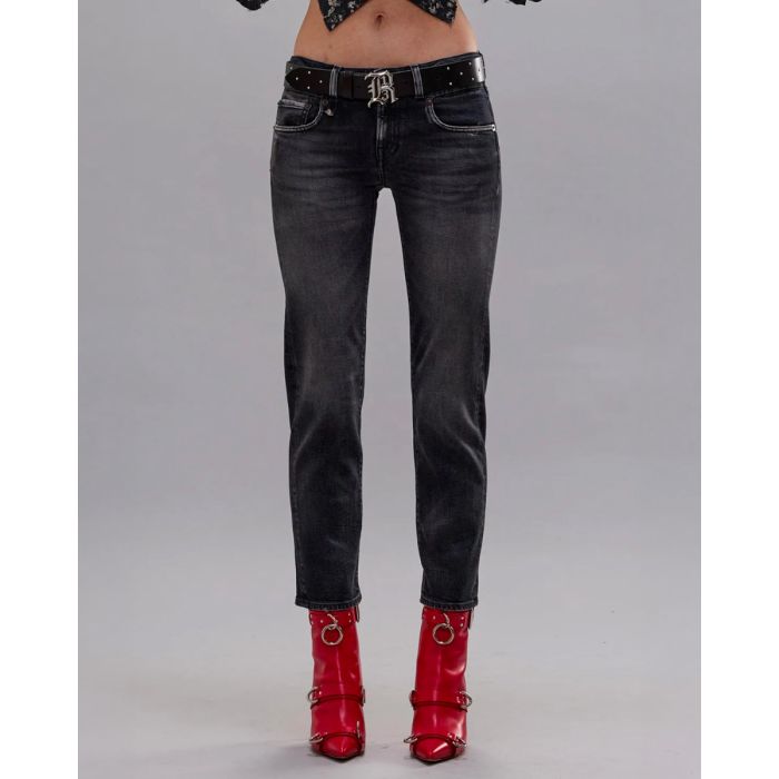 Jean slim raccourcie Boy Straight R13 en denim noir délavé Essex Black Stretch, porté de face.
