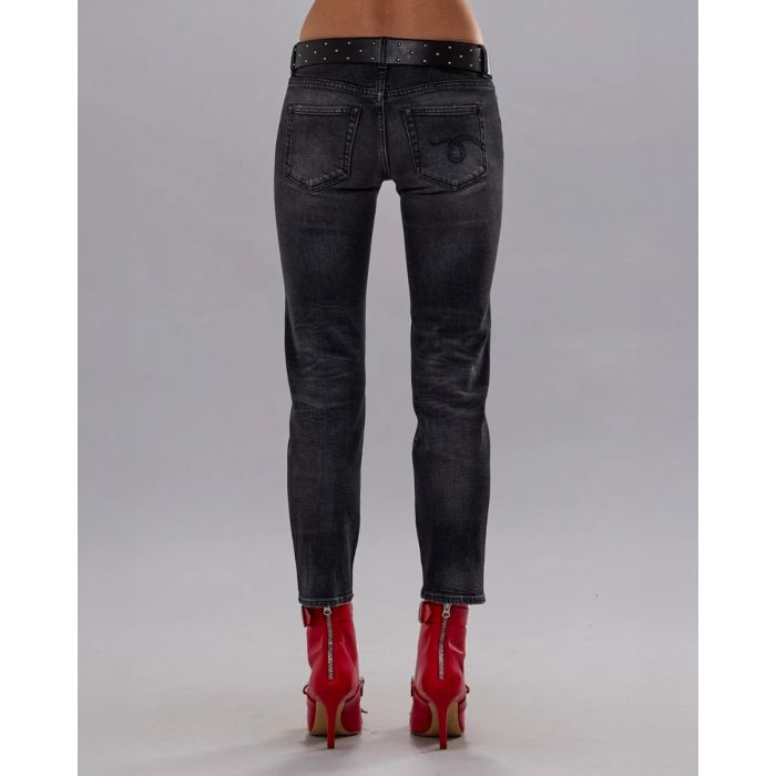 Jean slim raccourcie Boy Straight R13 en denim noir délavé Essex Black Stretch, porté de dos.