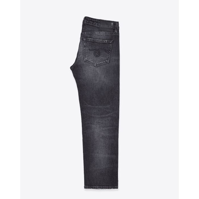 Jean slim raccourcie Boy Straight R13 en denim noir délavé Essex Black Stretch. Vue de profil.