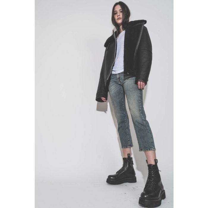 Jean Boy Straight R13 en denim bleu délavage Kelly stretch, porté avec des rangers en cuir noir R13.